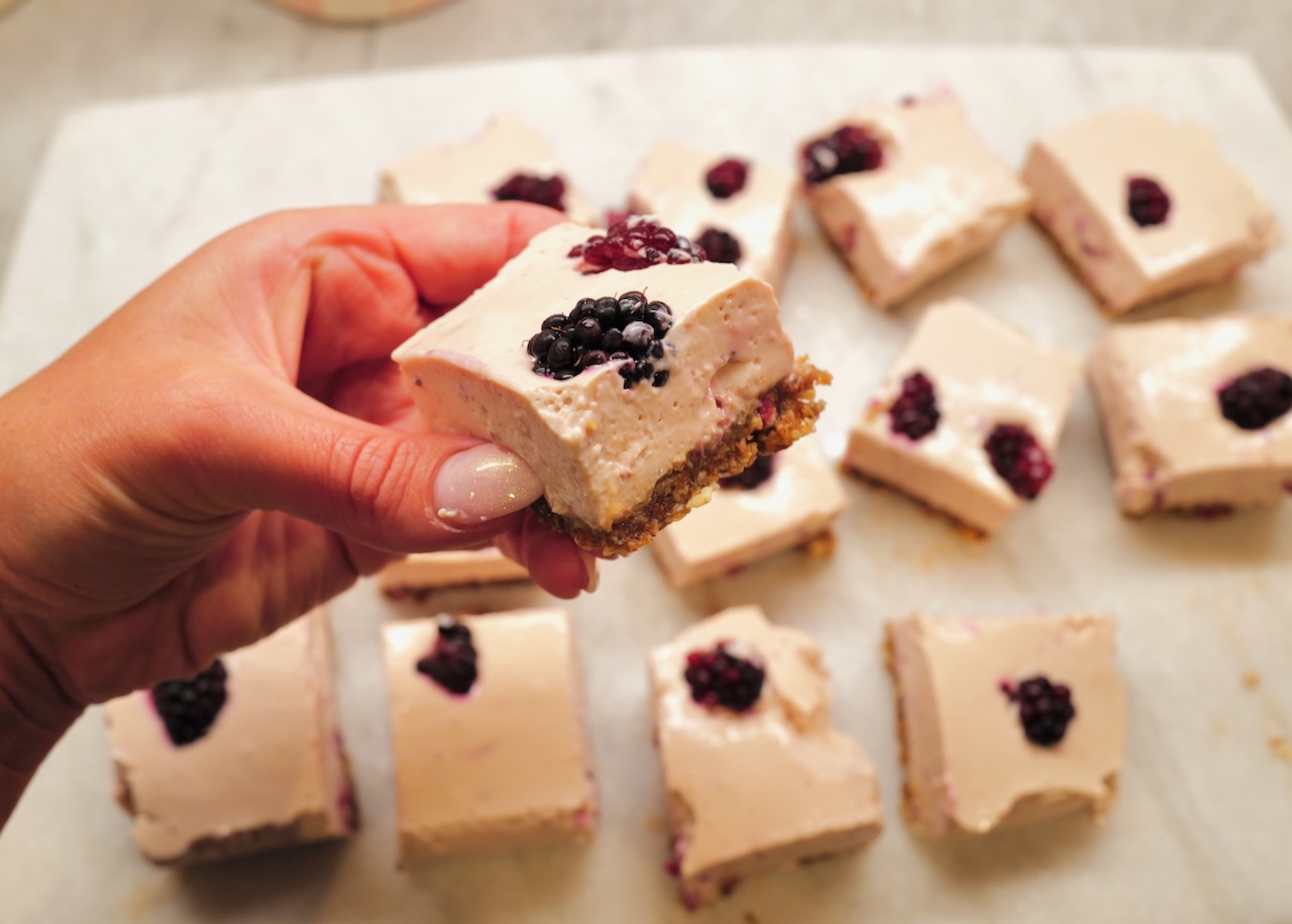 raw cheesecake with blackberries - summer